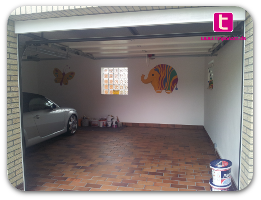 Wandbild Elefant und Schmetterling in einer Garage in Alfeld Leine